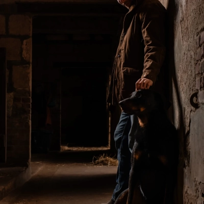 homme-contre-un-mur-avec-son-chien