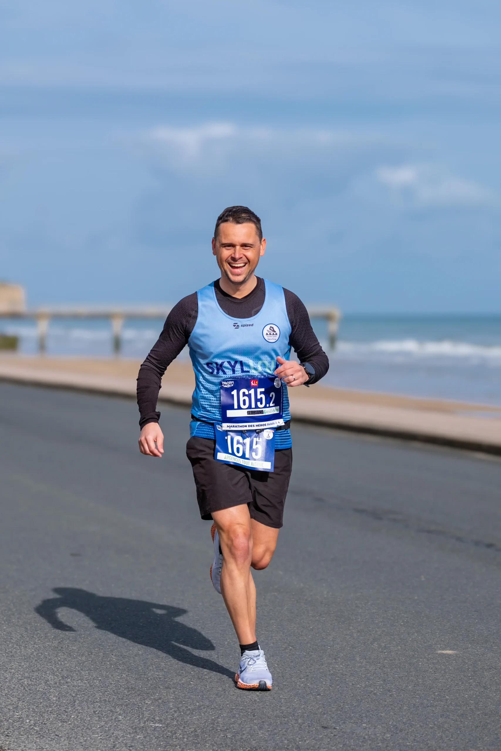 homme avec un grand sourire
