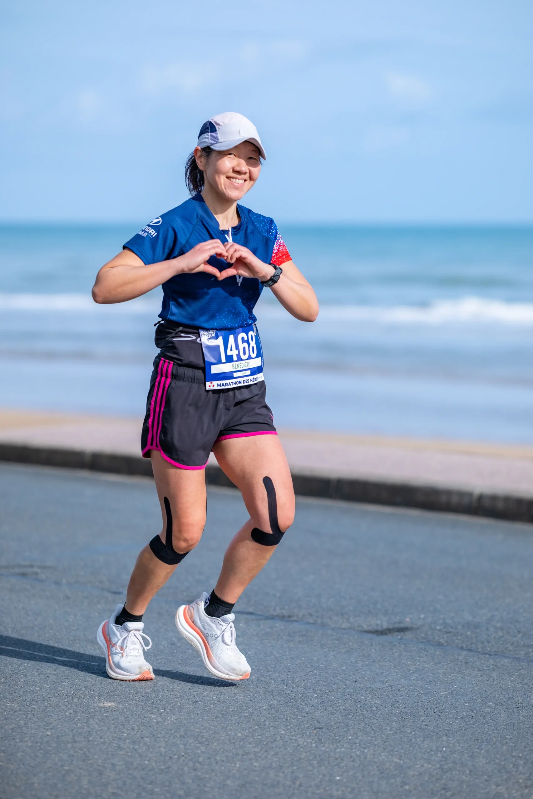femme faisant un signe de coeur avec ses mains