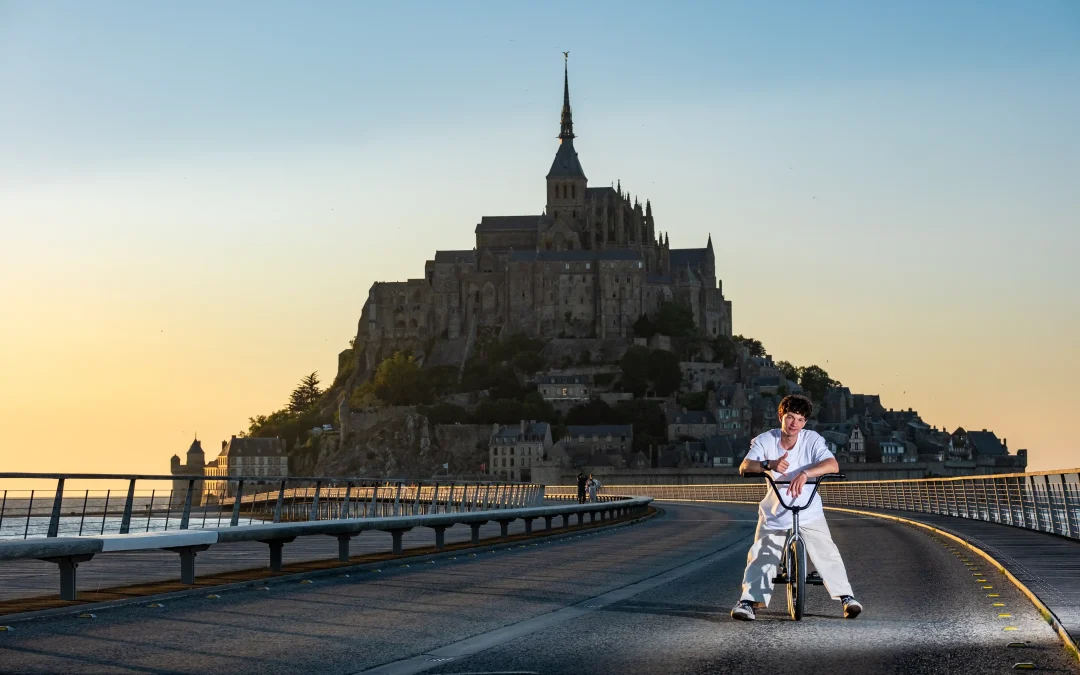 Photographe sportif à Caen réalisant un shooting BMX devant le Mont-Saint-Michel au coucher du soleil